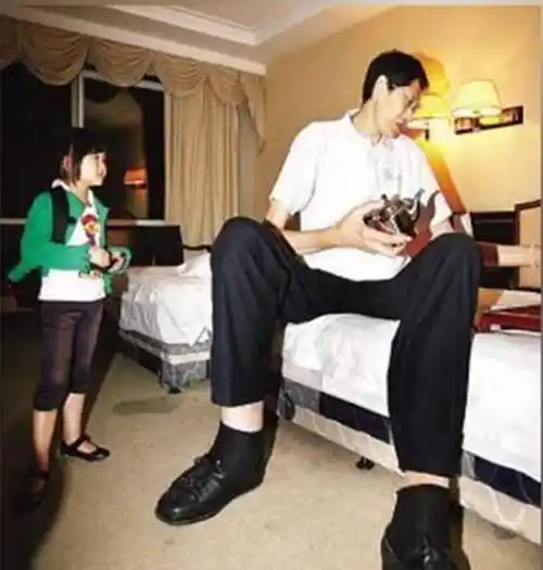 亚洲第一巨人张俊才:身高2米42,比姚明高半个头,结婚22年无子