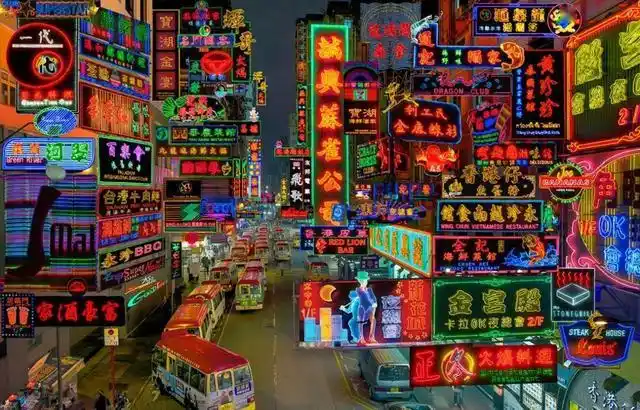 《hong kong in 70-80s》中照片偏重于70 至90 年代香港的日常百态