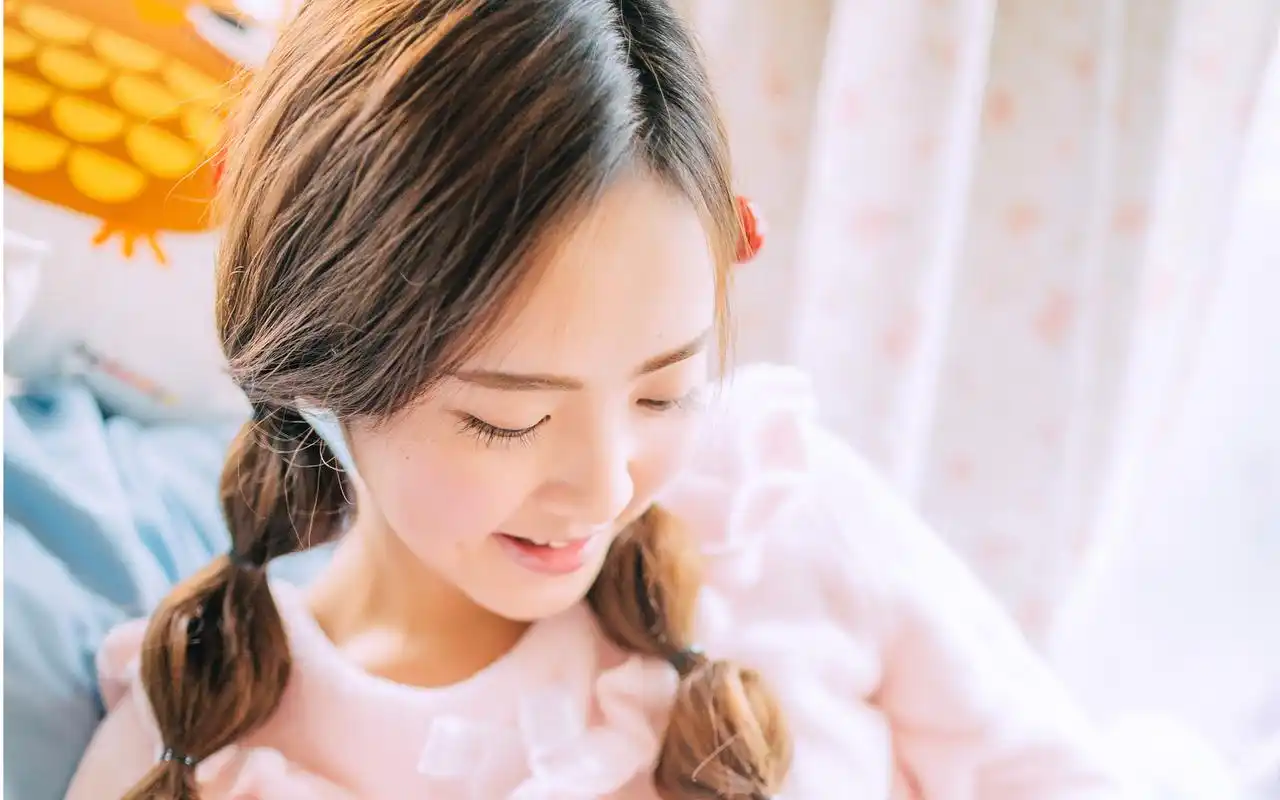 清新性感美女居家唯美写真图片桌面壁纸