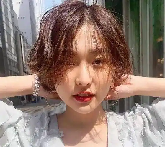 自带修颜瘦脸的短发谁不爱,甜美减龄之余又凸显出干练气质_发型_刘海