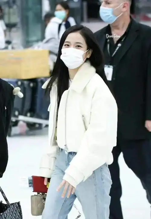 金智秀穿白色外套配牛仔裤走机场,气质甜美清新,好像大学生!