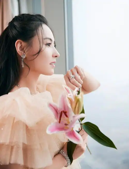 张柏芝罕见穿公主裙亮相,"侧颜"被赞好清纯,40岁仍不见老态_新造型