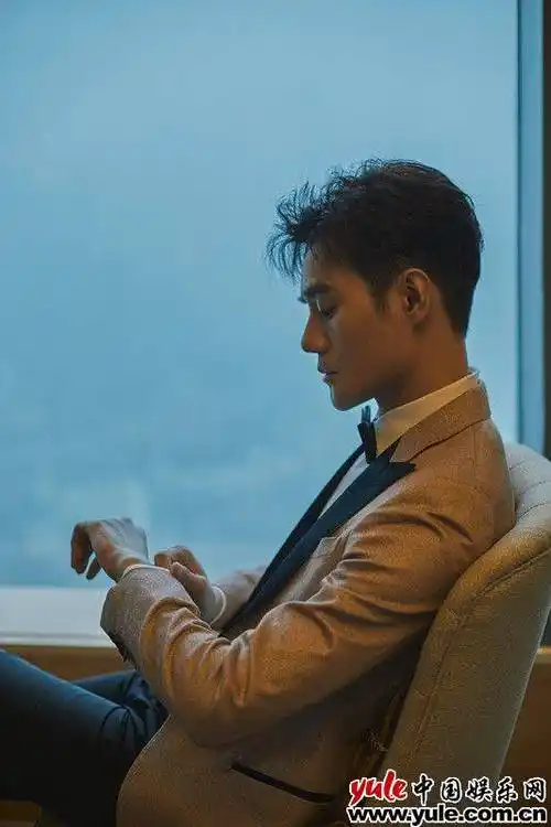 王凯出席2019电视剧品质盛典 造型帅气荣获双奖