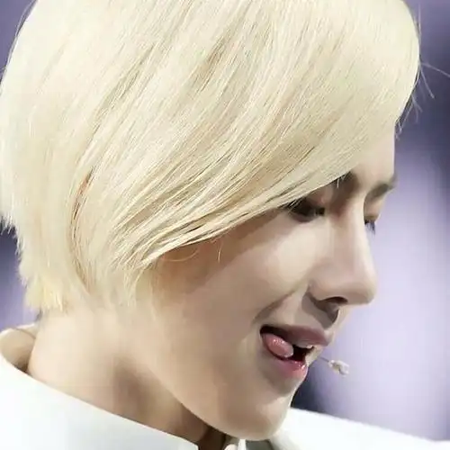 王一博年少出道,13岁远赴韩国做练习,经过艰苦的训练,终于以uniq缀舷