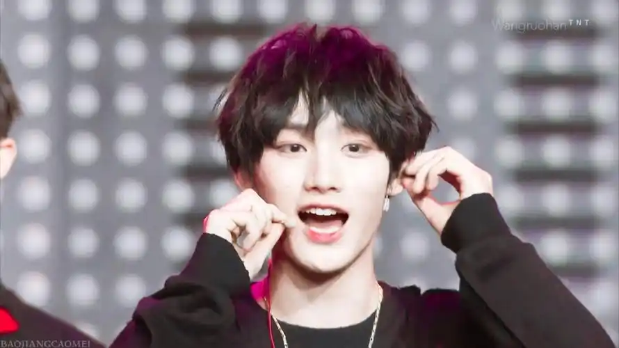 锁屏壁纸/男生头像/壁纸/丁程鑫神级美颜/神级美颜/时代少年团出道夜