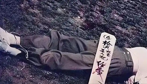 她是死刑犯,穿露脐装上路,枪决前,不哭不闹,却突然张大了嘴巴|尸体