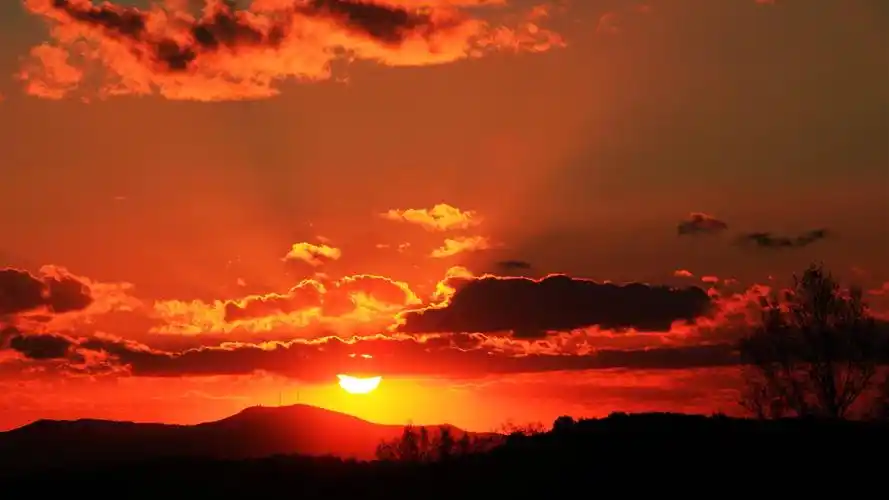 日落映照出的火红太阳高清电脑桌面壁纸高清大图预览1920x1080_风景壁