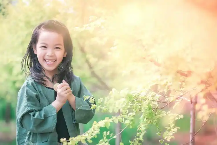 笑起来迷人的小女孩