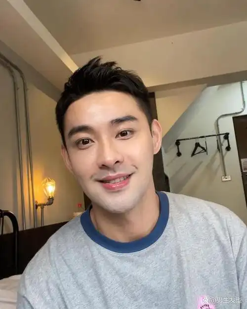 男生剪"露额"发型阳光帅气,这三款发型可以试试