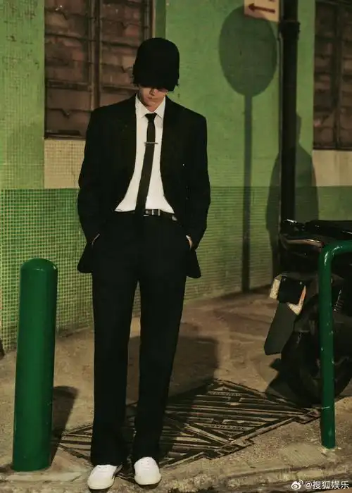 王一博棒球帽卷发##星光大赏明星出发图##王一博星光大赏