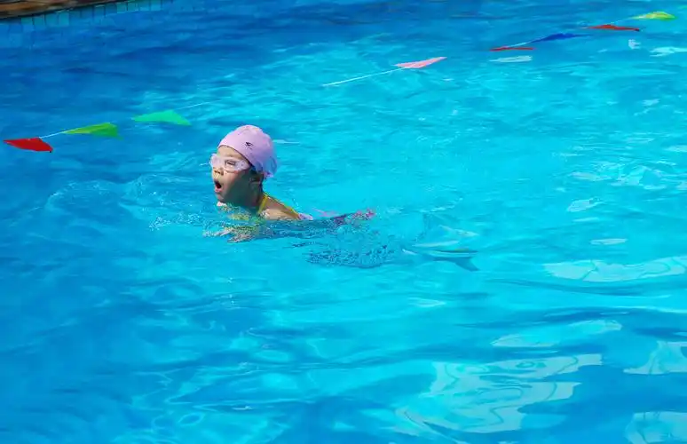 游泳赛场上的孩子们