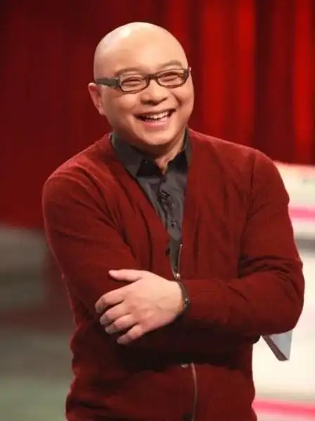 他是前央视主持人,辞职后跟妻子下海经商,如今身价过亿太幸福