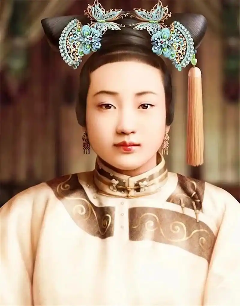 光绪皇帝一生只有一位皇后和两位妃子,分别是隆裕皇后,珍妃和瑾妃.其