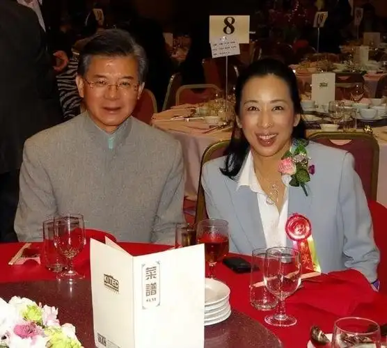 罗康瑞60岁花甲之年为何还抛弃原配儿女执意娶50岁的朱玲玲