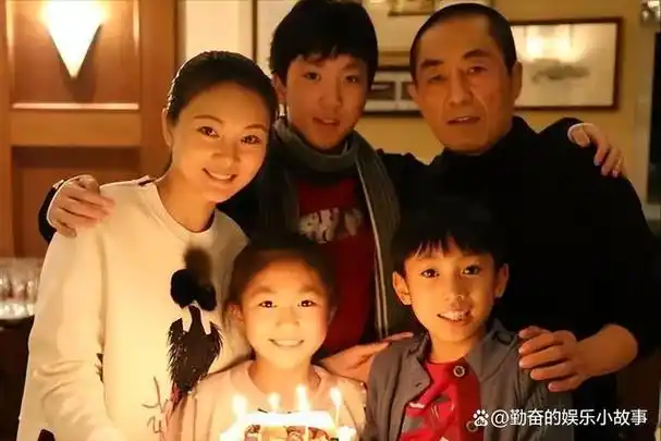 张艺谋走进婚姻的有两个女人,一个是他的前妻肖华,一个是他的现任陈婷