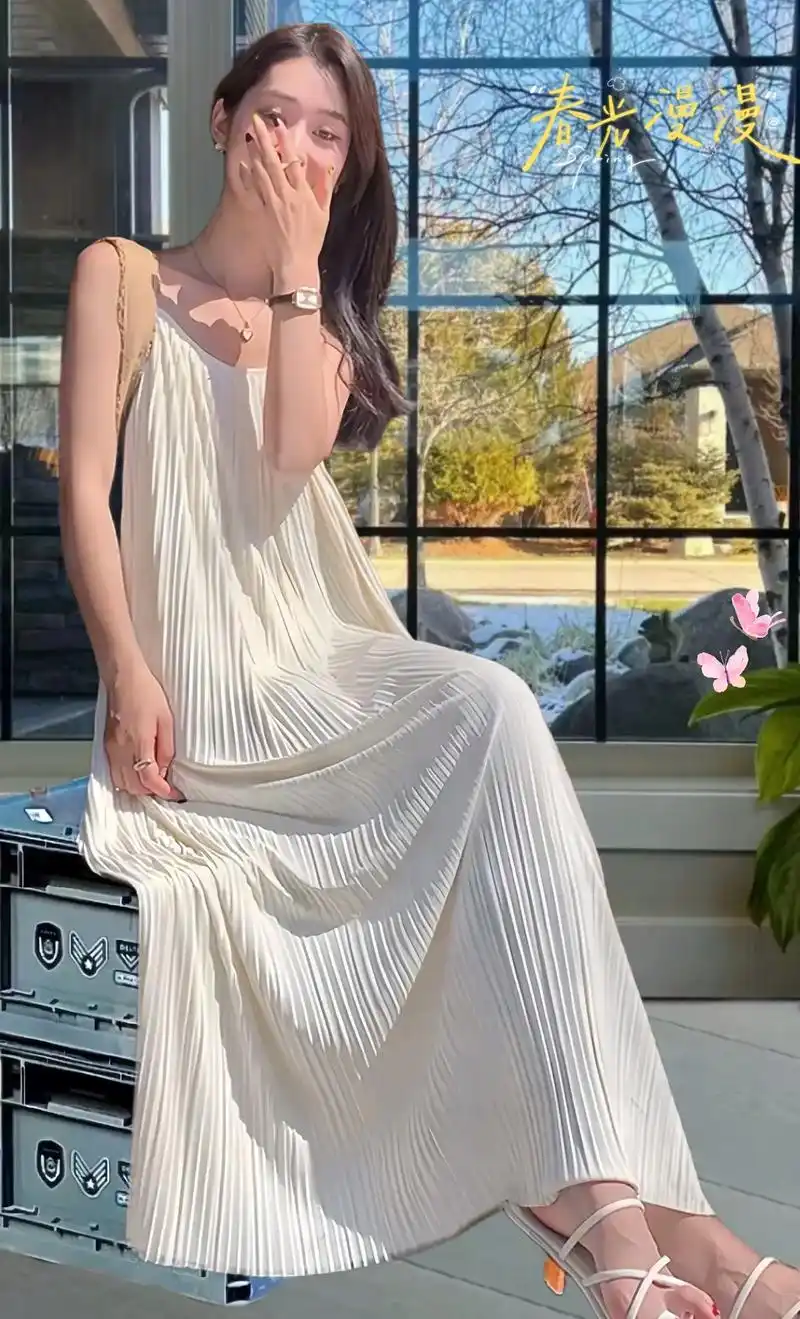 高级感满满褶皱连衣裙.很有垂感的一条褶皱吊带连裙!