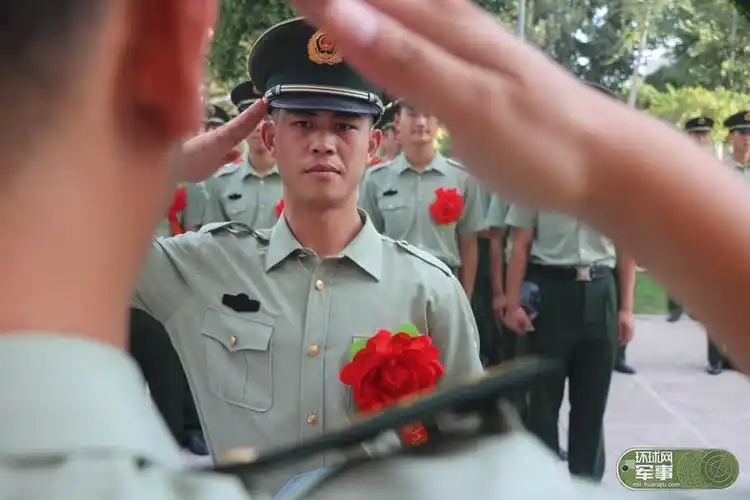 退伍礼炮兵执行最后礼炮任务