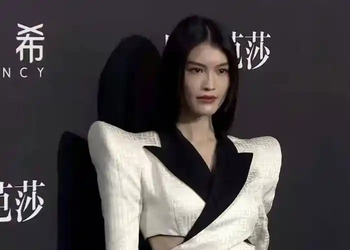 原创奚梦瑶胖到认不出来抹胸礼服勒出副乳真壮硕肩宽体胖头太小