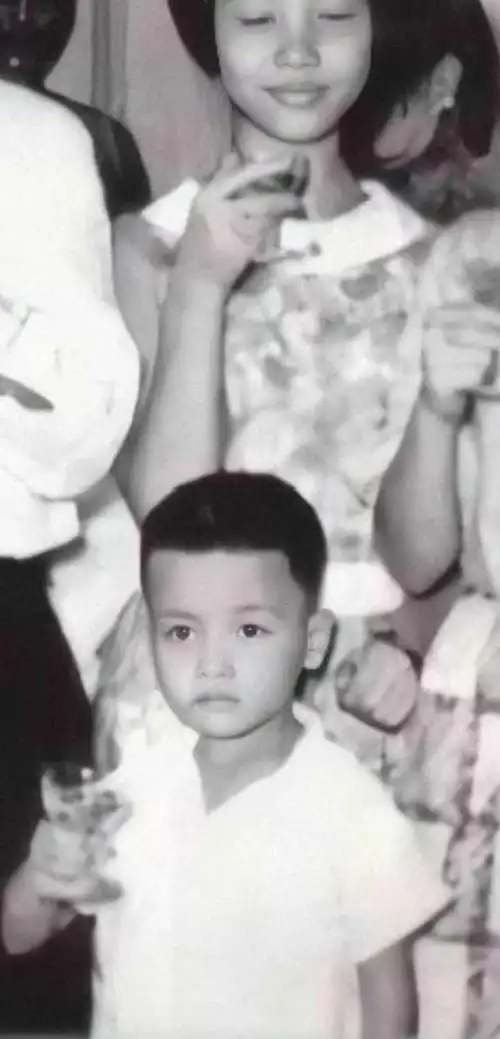 张国荣的童年很不幸吗?