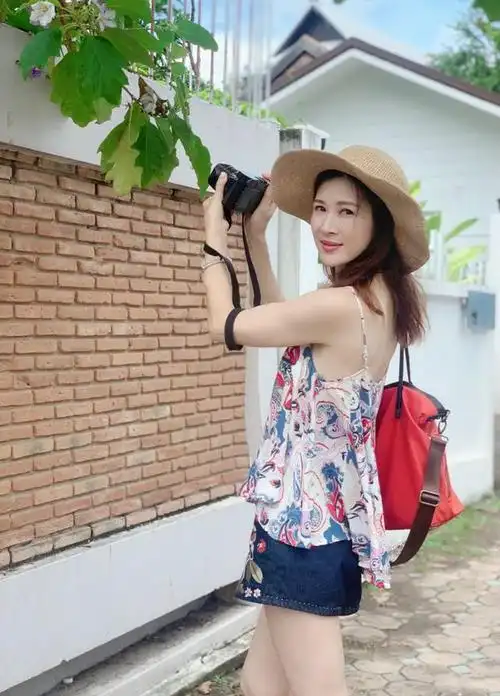 童蕾穿拖鞋(裹长款棉服剧组庆生好热闹)(7)