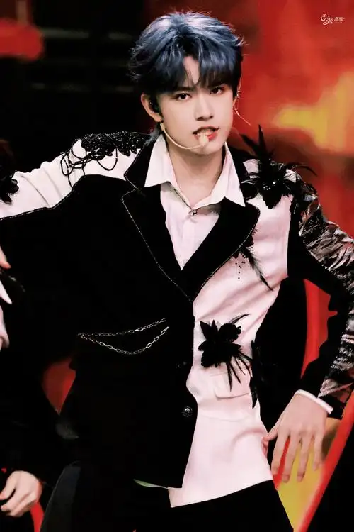 张极超话97#张极 唯一主唱#97#张极蓝发#97