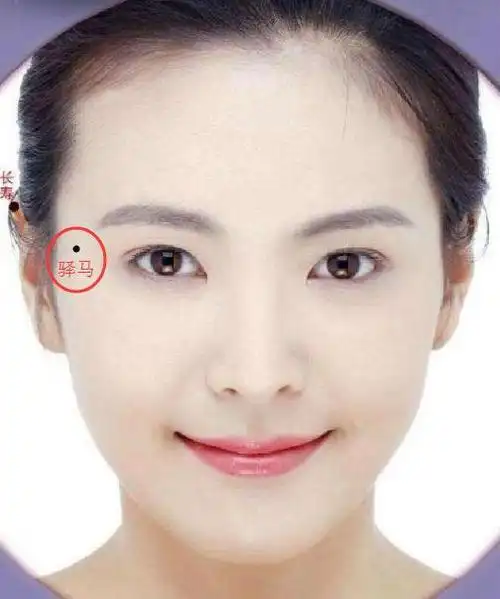 太阳穴有痣,一生运势极佳位于太阳穴附近的痣代表了女性出色的驿马运