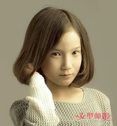 小女孩斜分刘国内扣发尾沙宣头短发