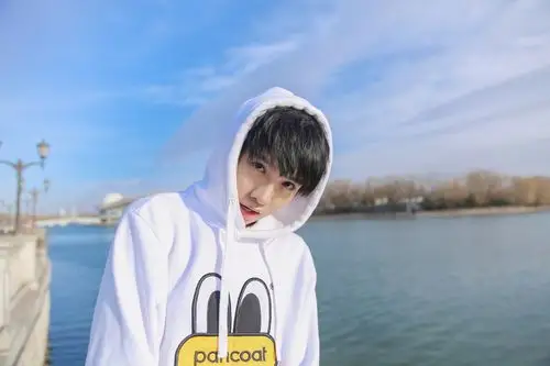 郑繁星活力街拍 诠释面朝"大海"春暖花开