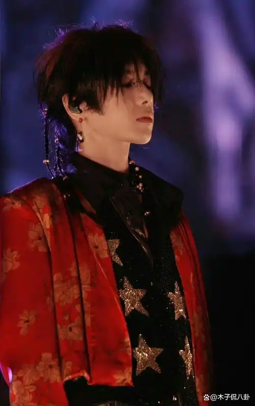 华晨宇穿火星演唱会衣服,闪现进《王牌对王牌8》宣传片,引发热议