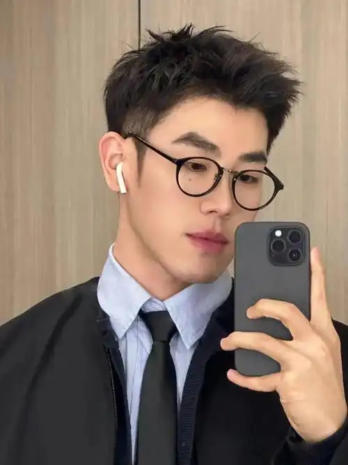 男生过了30岁,别剪幼稚的发型!建议留这3款,轻熟又帅气