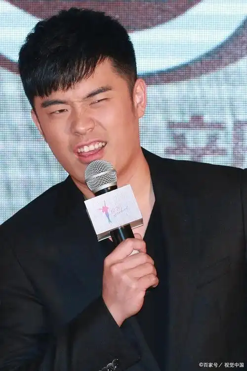 陈赫接女儿放学,7岁安安长相乖巧超像爸,学校曝光一年学费30万