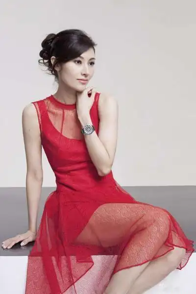 李嘉欣现身活动鱼尾纹清晰可见网友没打针的脸就是真实