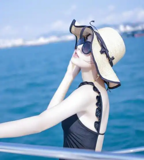 古力娜扎在豪华游轮拍泳衣写真躺下抬头嫣然一笑迷倒众生