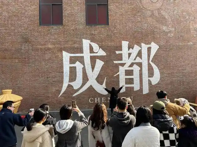 东郊记忆:大年三十热闹喜庆,市民游客暖阳中迎新春|||