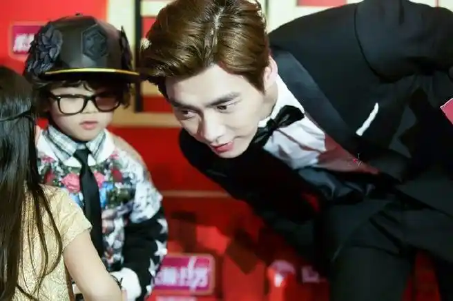 李易峰帮小演员挽头发##李易峰暗夜行者开机