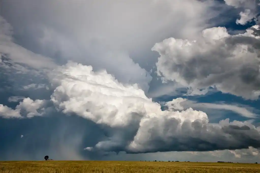 草原风暴云,草原不祥的暴风云天气加拿大萨斯喀彻温