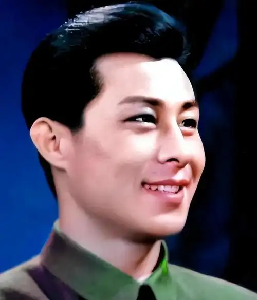 王心刚还只是一位不出名的小演员,但杨绍采和王心刚两位同在八一电影