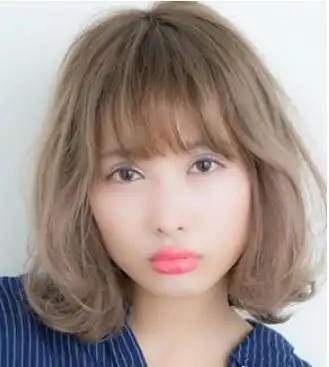 额头小发量少女生适合的蓬松短烫发图片_发型造型_宝妈时尚生活网