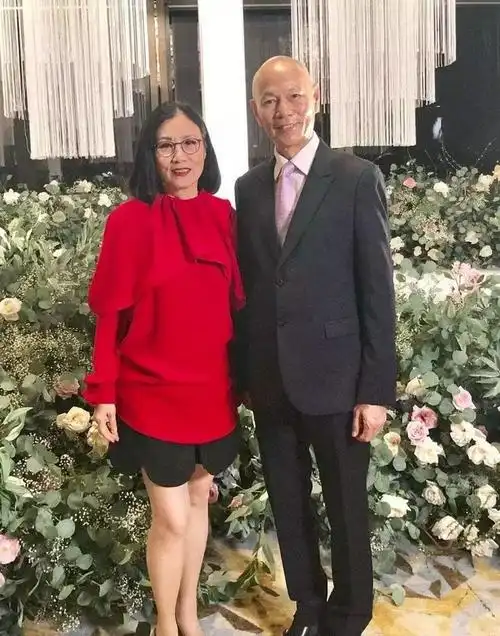 汪明荃携老公旅游!一个似少女,一个像爷爷,同穿情侣装好腻歪