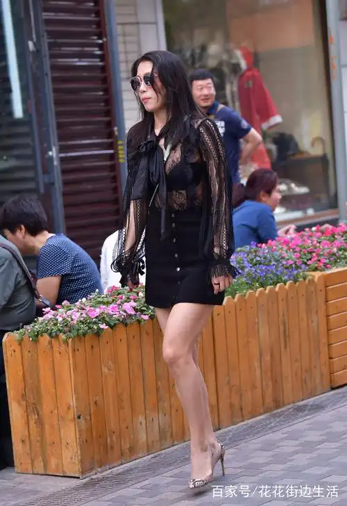 街拍路人,气质小姐姐,穿黑色吊带裙,妩媚妖娆的身姿特别诱人