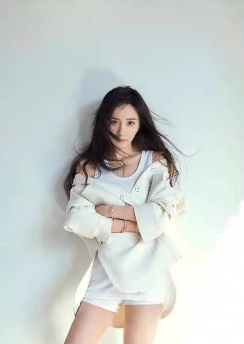 杨幂这组穿搭有点"野",大秀美腿玩性感妩媚风,还真是看点十足