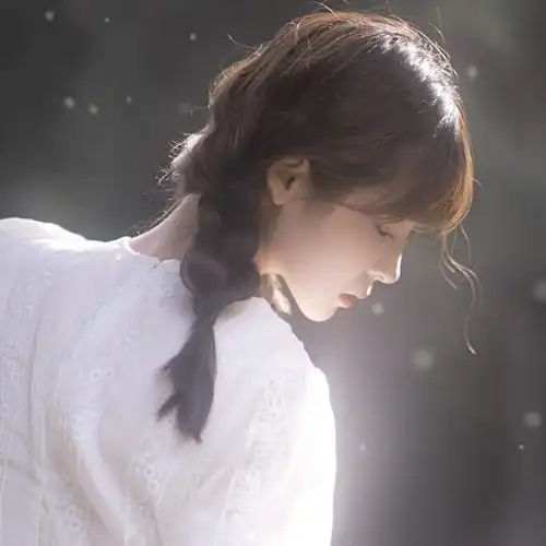 侧脸清新伤感女生头像图片