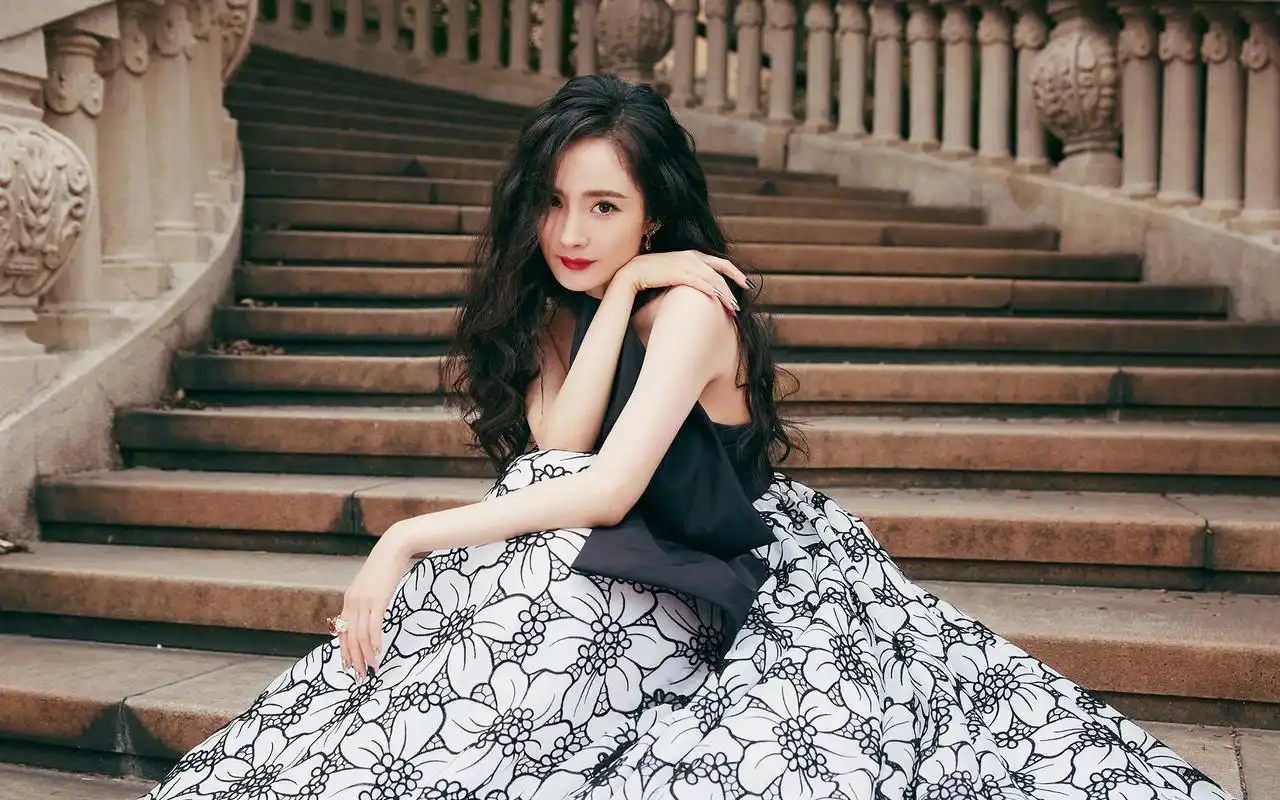 杨幂撞色长裙性感高清桌面壁纸_大陆明星_壁纸下载_美桌网