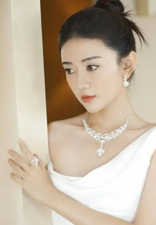 梁洁的纯白礼服散发着优雅_裙子_剪裁_身材