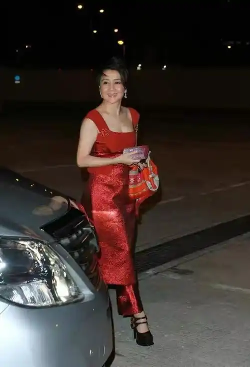 赌王独宠四房梁安琪,穿红色连衣裙配利落短发,看着不像60后