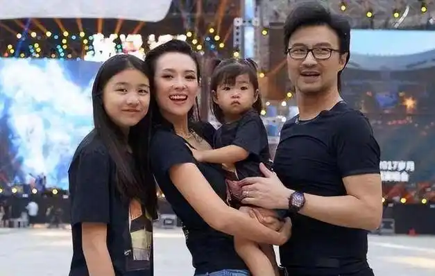 汪峰女儿小苹果晒绝美留学照汪峰离婚后风格大变差点认不出