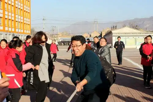 【直通校园】浑源三中开展2019年迎新年系列活动之拔河比赛