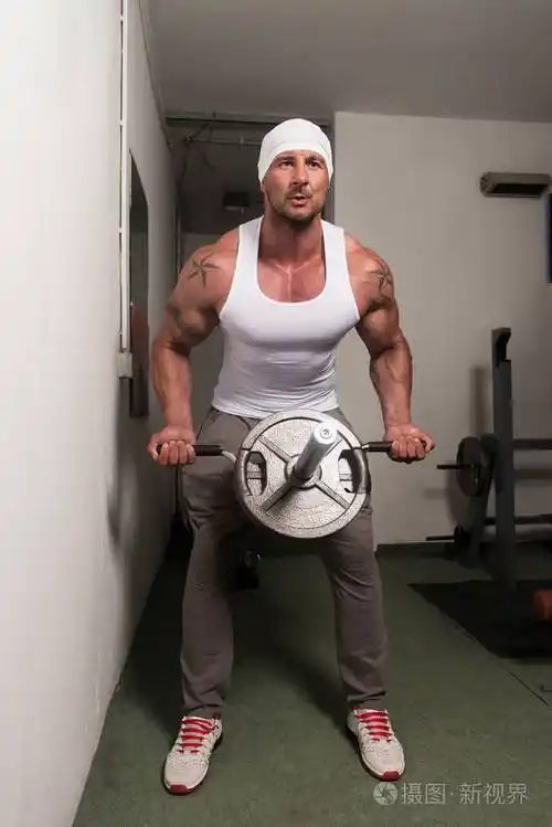 肌肉男在现代健身运动中用杠铃做背部负重运动