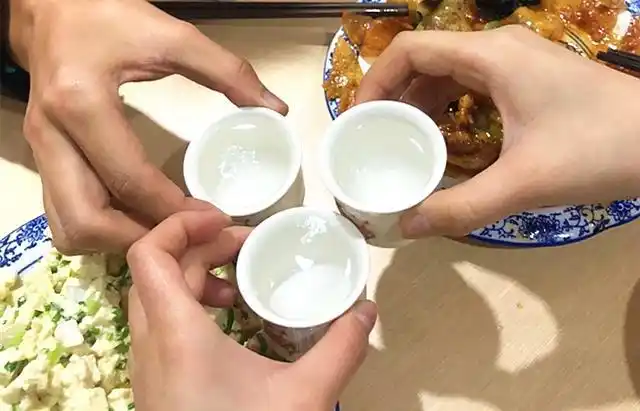 喝酒时,为什么一定要先"碰杯"呢,你真的知道吗?涨知识了