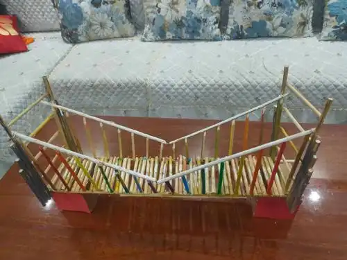 妙手架金桥,慧通你我心——英杰中学236班开展桥梁手工制作活动